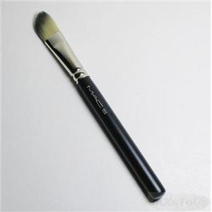 MAC 193 Angled Foundation Brush - 19 cm New Discontinued