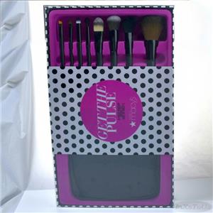Macy's Get The Pulse 8 Piece Full Size Makeup Brush Set w/Travel Case